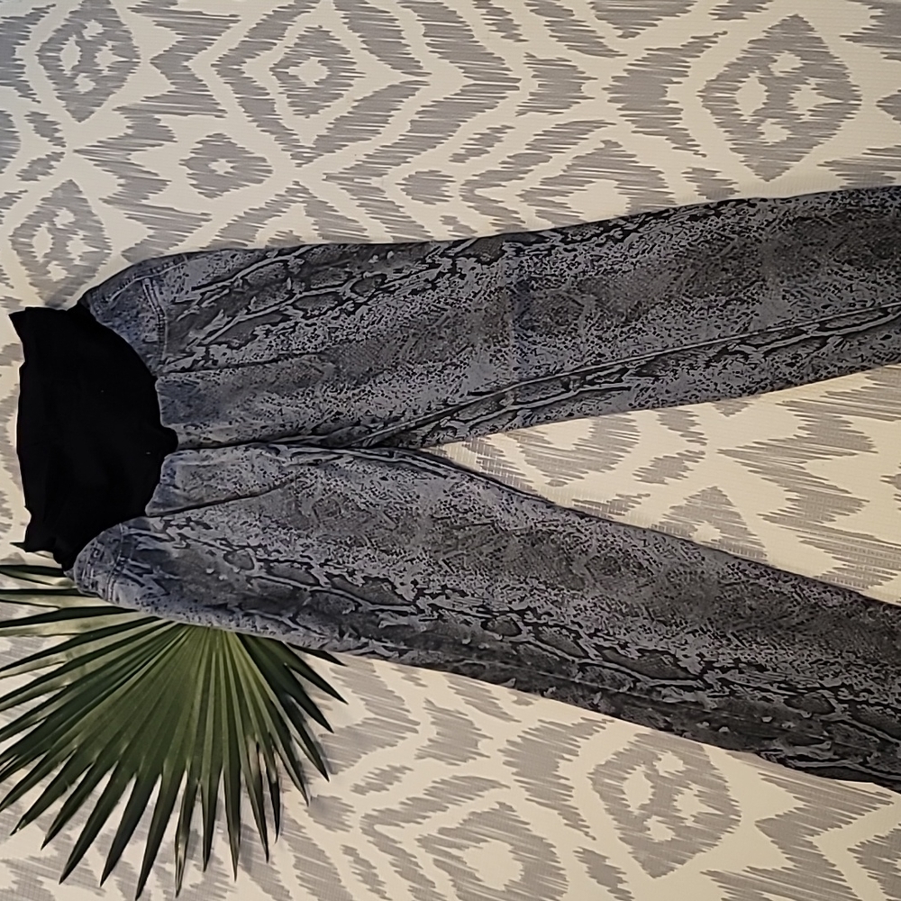 MATERNITY Jessica Simpson Snake Print Jegging Pants Sz M